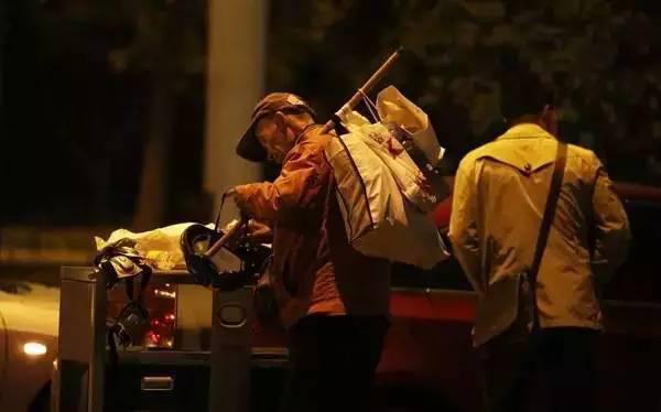 含著淚看完的！一位拾荒老人，溫暖了整個(gè)人間